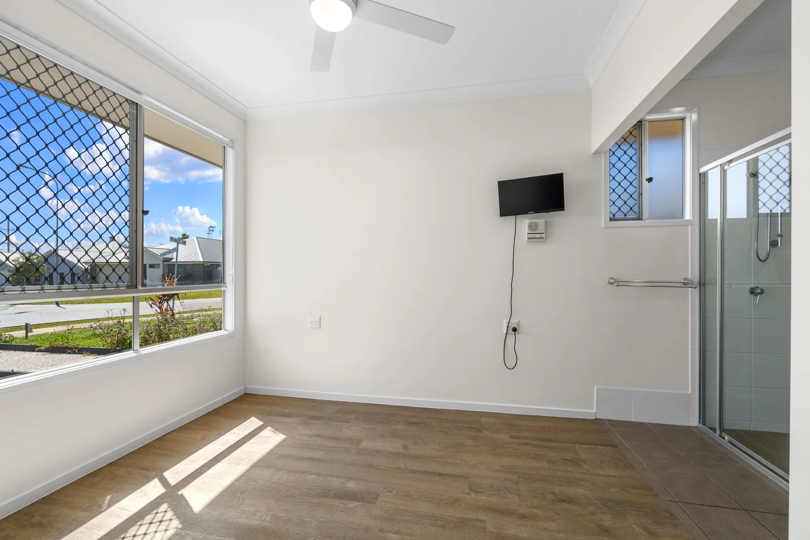 Participant bedroom with direct access to its ensuite