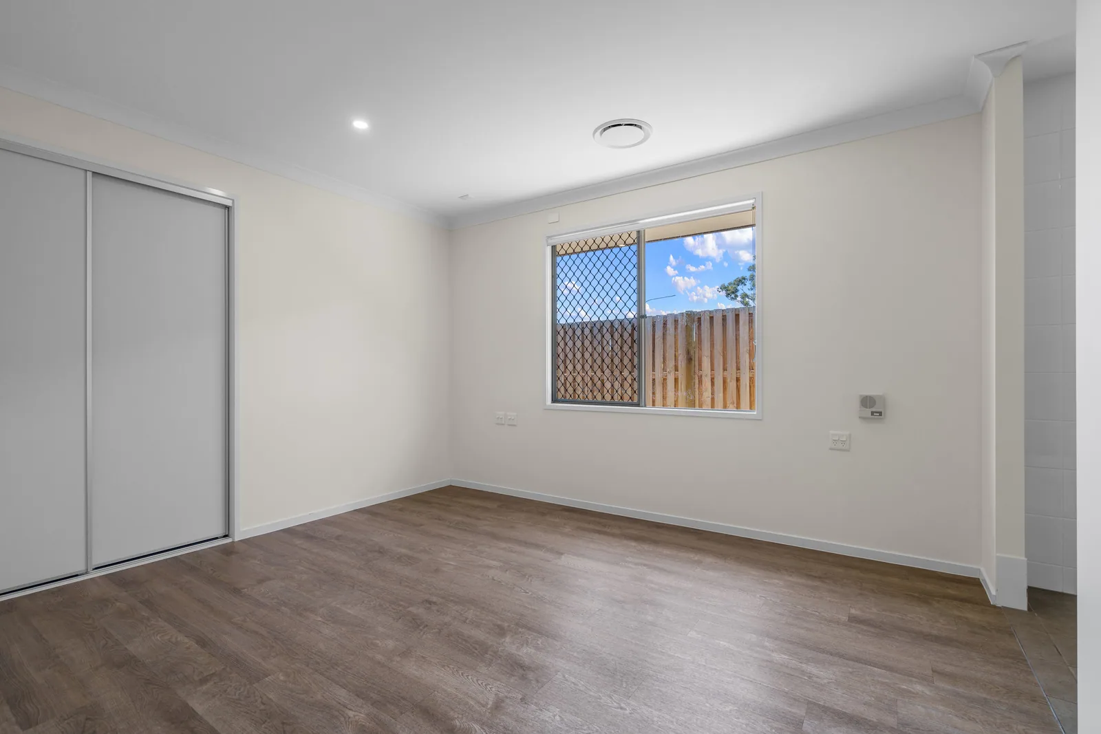 Bedroom with a built-in wardrobe